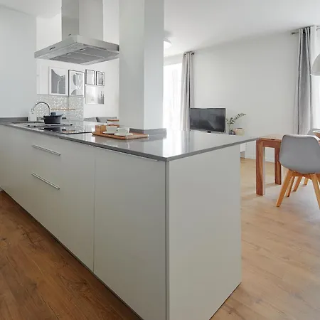 H Suite2b By Smiling Apartman